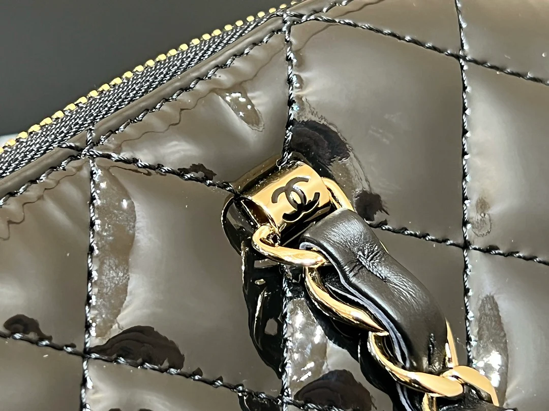 Новинка сезона весна/лето 2023 от Chanel - Сумка-ракушка из лакированной кожи - Большая - Черная