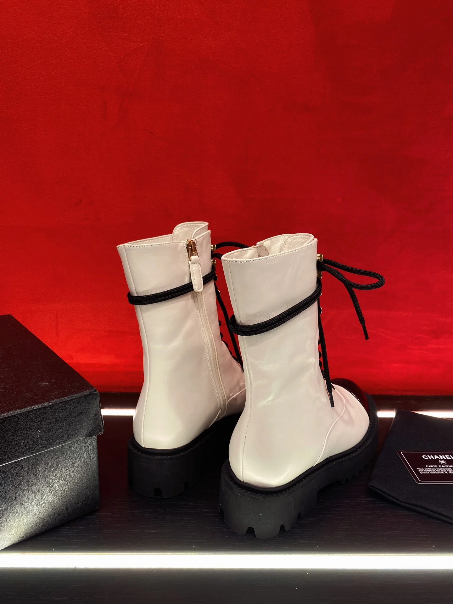 Новинка сезона осень/зима 2022 от Chanel — Ботинки Dr. Martens на платформе — Белый — 5 см