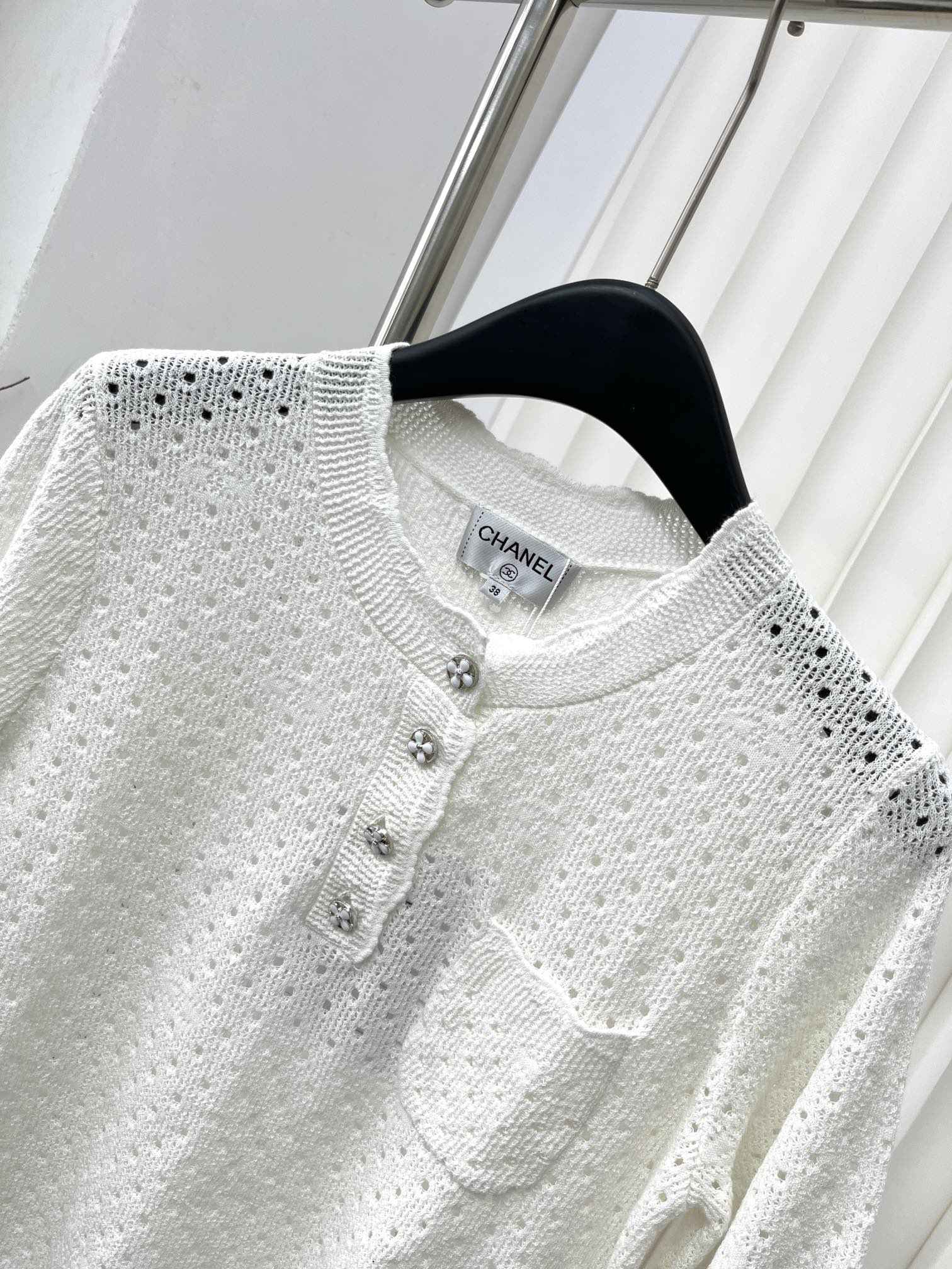 Вязаный топ Chanel 2403 из специальной пряжи с короткими рукавами - белый