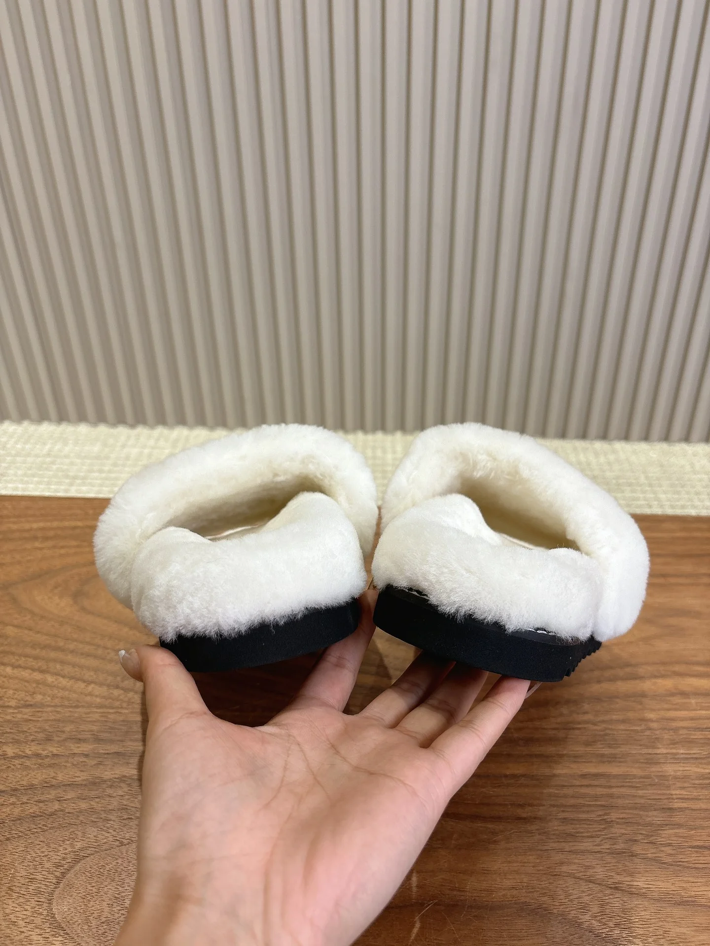 LV-2024 Шерстяные тапочки - Белые