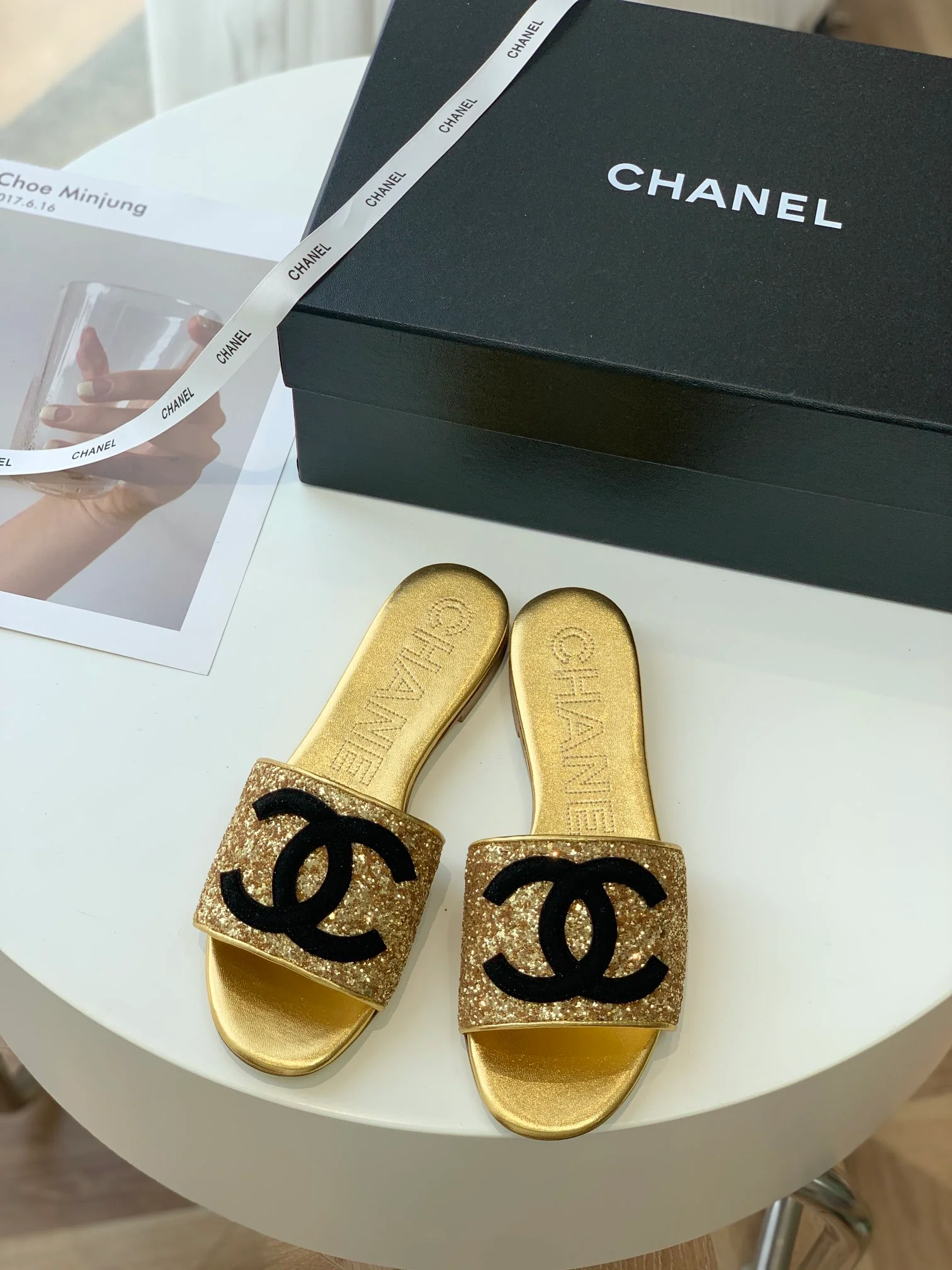 Новинка 2023 года от Chanel - Тапочки из овечьей кожи - Золотистые