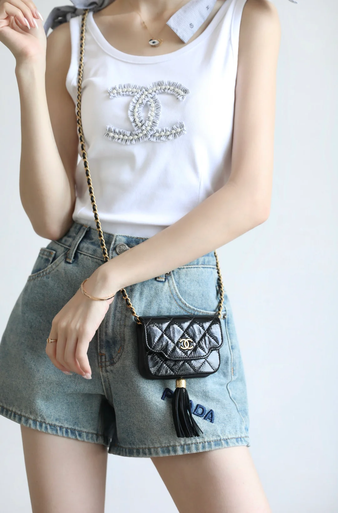 Chanel - Маленькая сумка через плечо с цепочкой и кисточкой - Черная с золотой фурнитурой