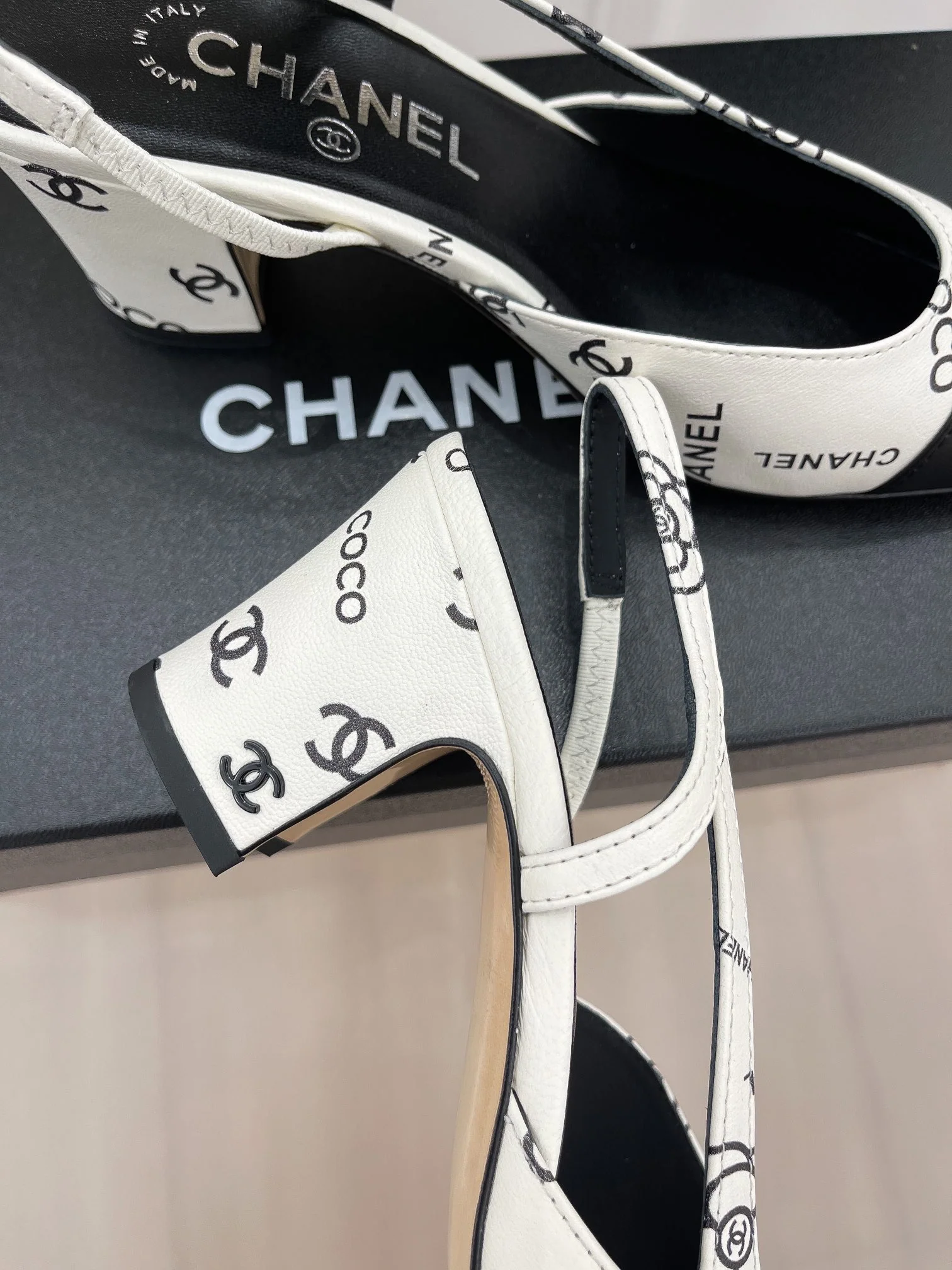 Новинка весны 2023 года от Chanel - туфли на высоком каблуке с принтом и вырезами - 6 см.