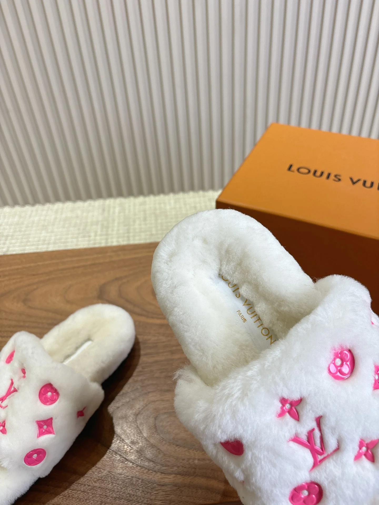 LV-2024 Шерстяные тапочки - Белые