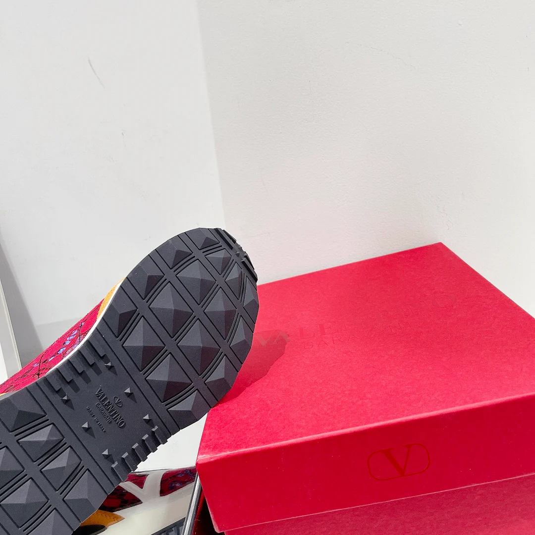 Новинка сезона весна/лето 2022 от Valentino - Замшевые кроссовки с кружевом и сеткой - Унисекс - Оранжево-красные