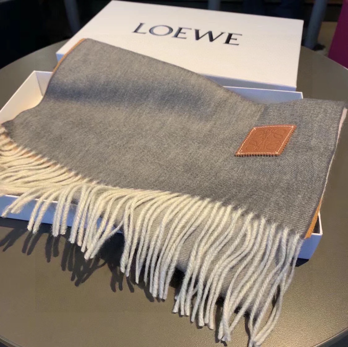 Lolwei - Шарф с кисточками ?Водяная рябь? - Серый