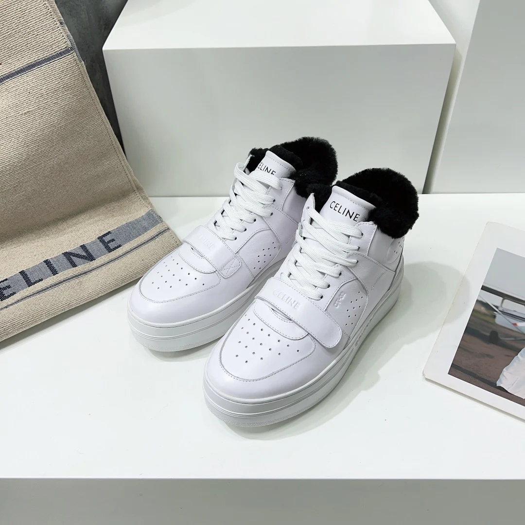 Новинка осенне-зимней коллекции Celine 2022 — высокие кеды на платформе с меховой отделкой — белые.