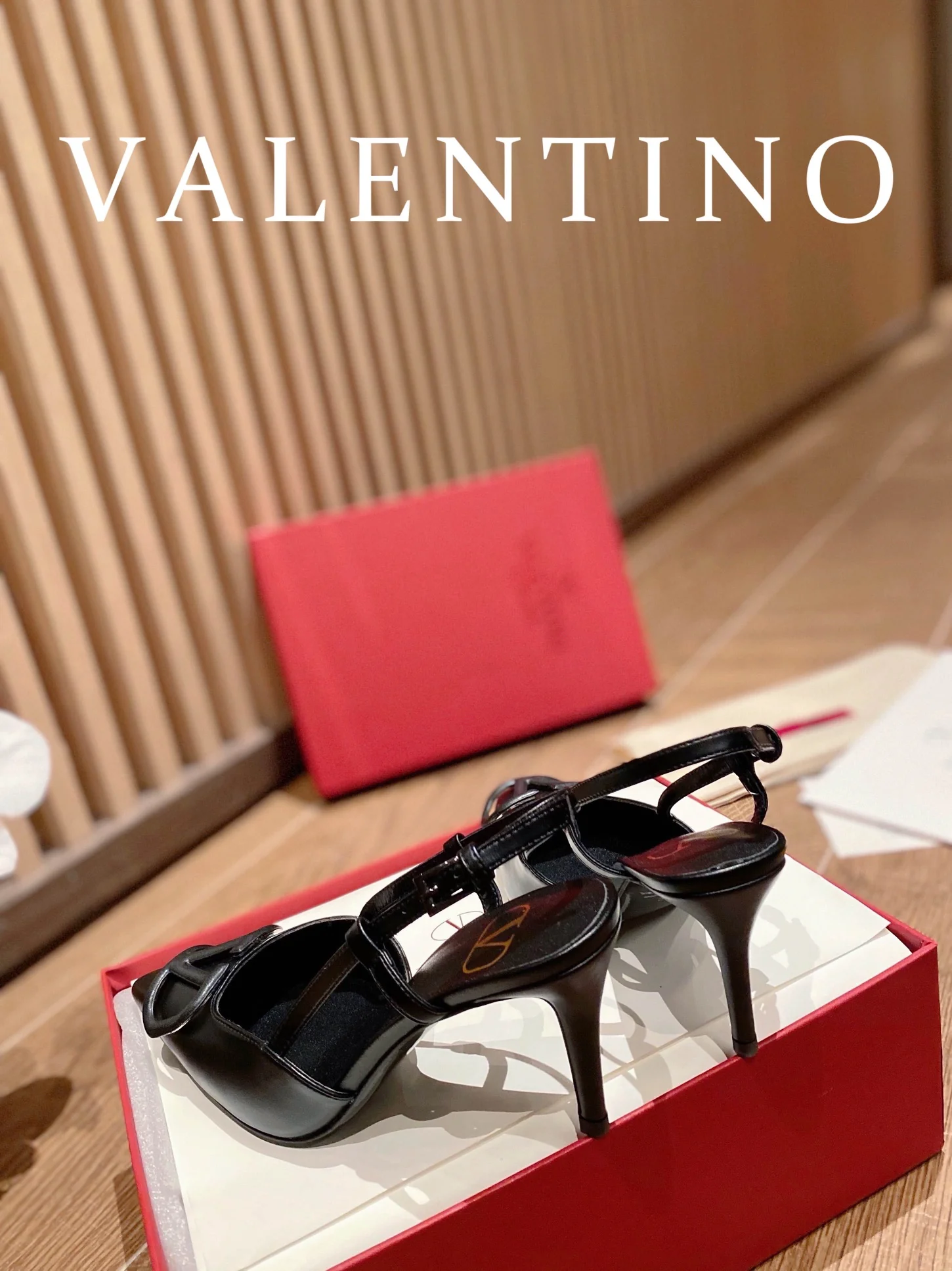 Туфли Valentino с V-образной пряжкой и открытой пяткой — черные.