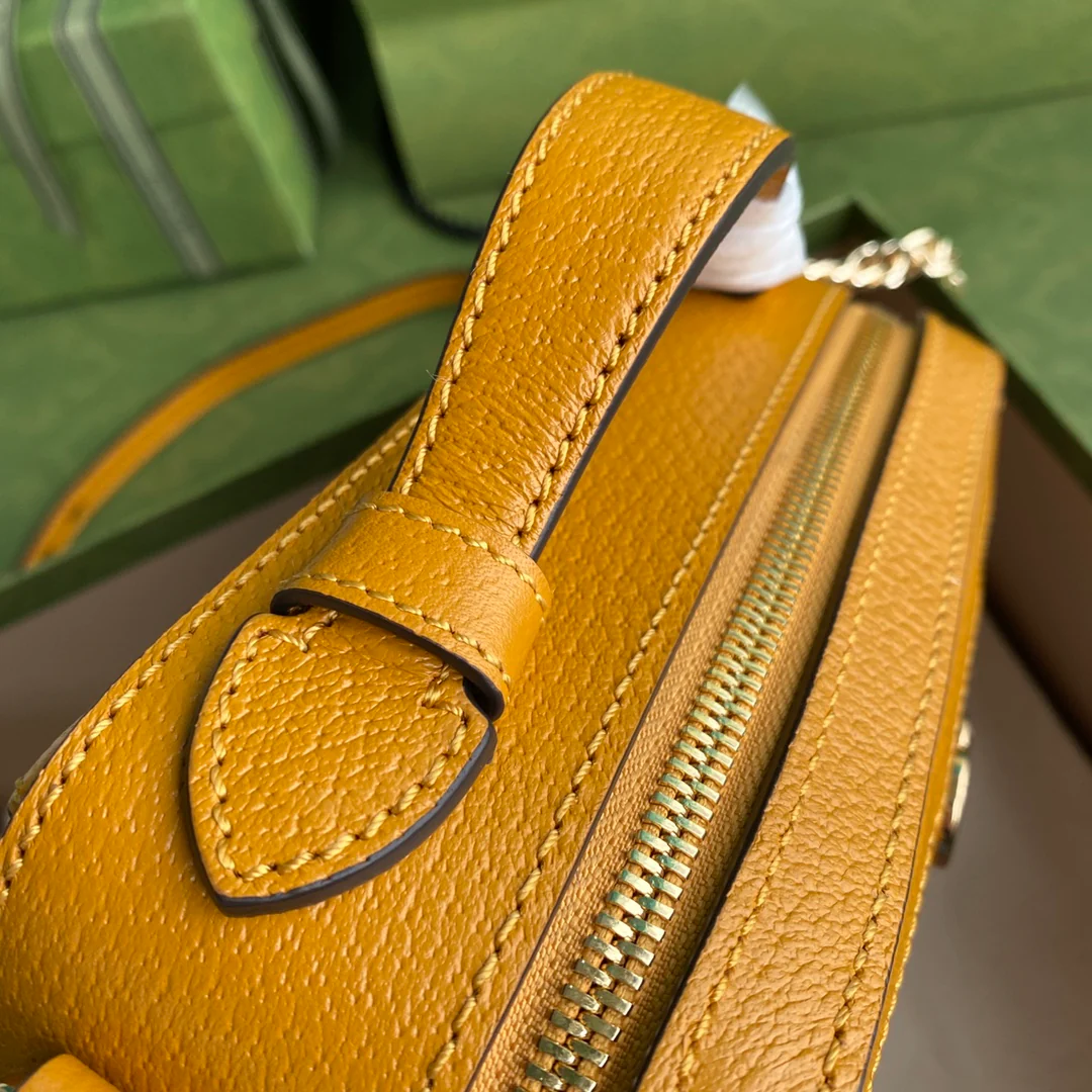 Коллаборация Gucci с плюшевым мишкой — маленькая квадратная сумка с ручкой.