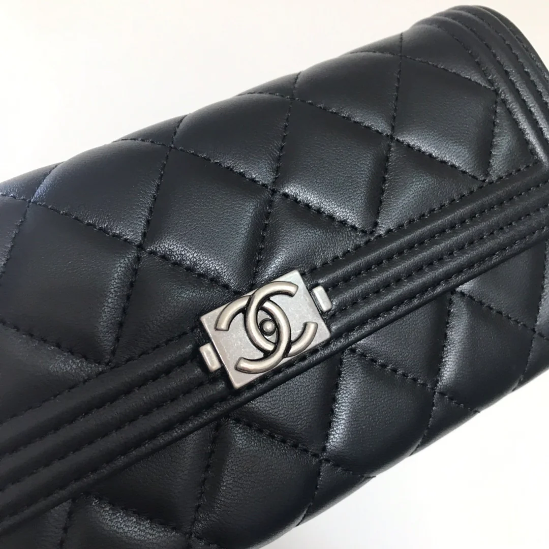 Кошелек-портмоне Chanel Le Boy Flip Wallet — из черной овечьей кожи с серебряной пряжкой.