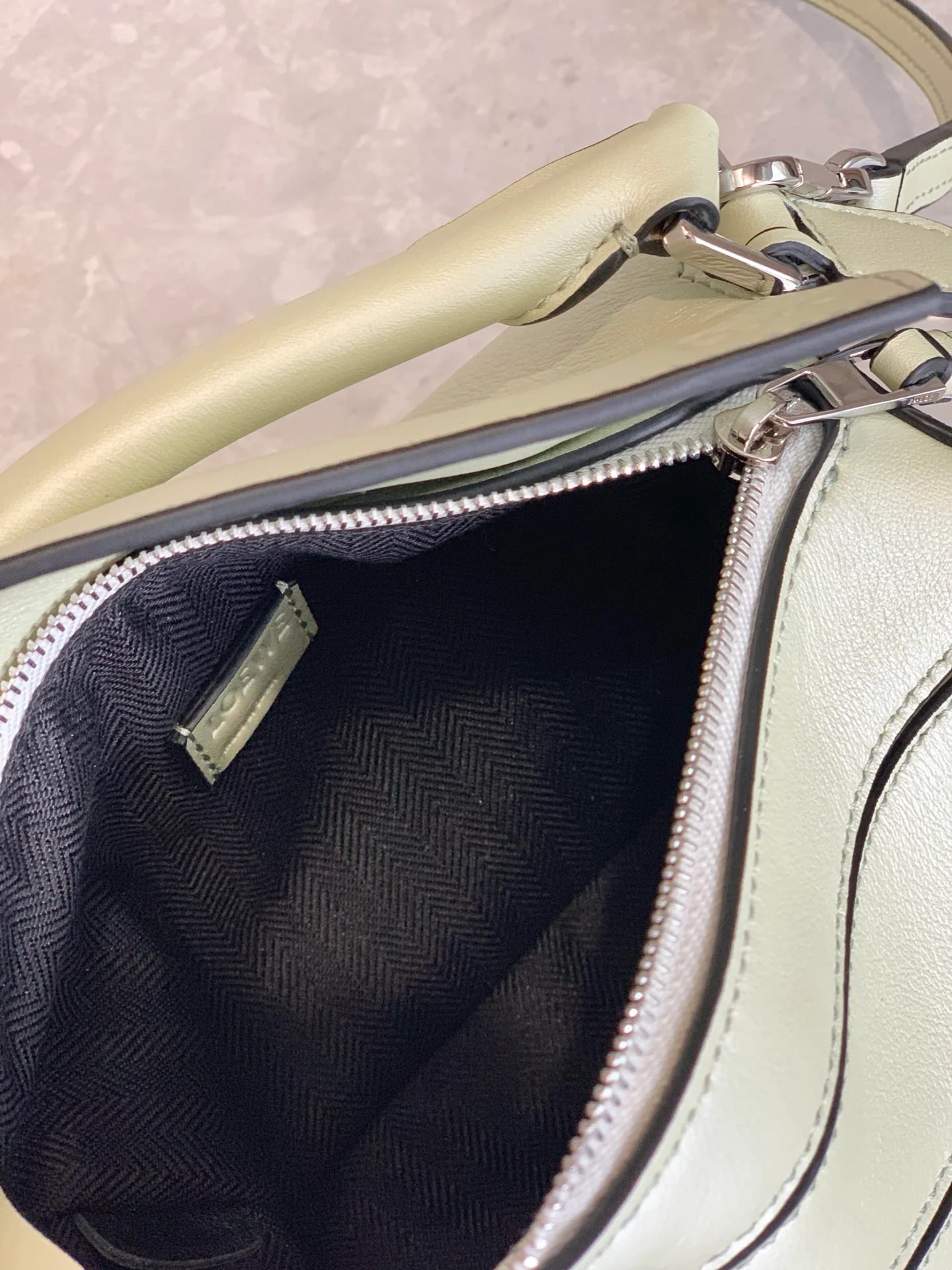 Мини-сумка Loewe Puzzle Bag из телячьей кожи