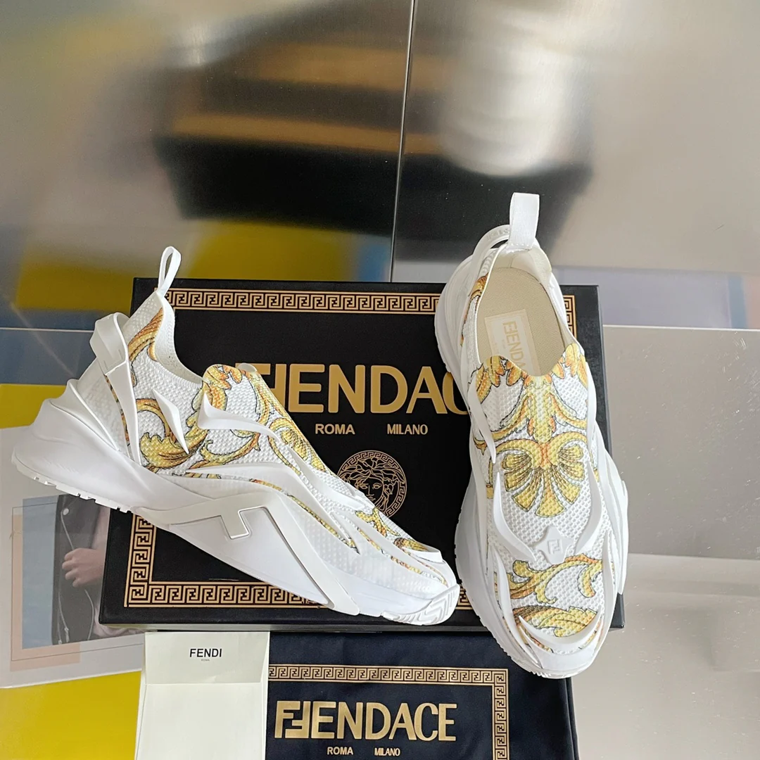 Новинка 2023 года от Fendi - кроссовки Flow Series Flyknit - коллаборация - белые