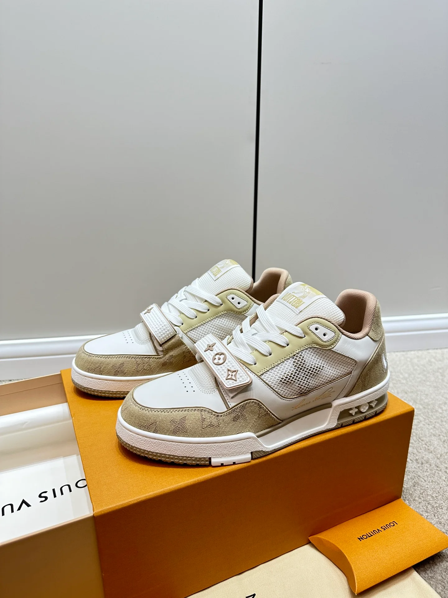 Кроссовки LV Trainer - абрикосовый цвет