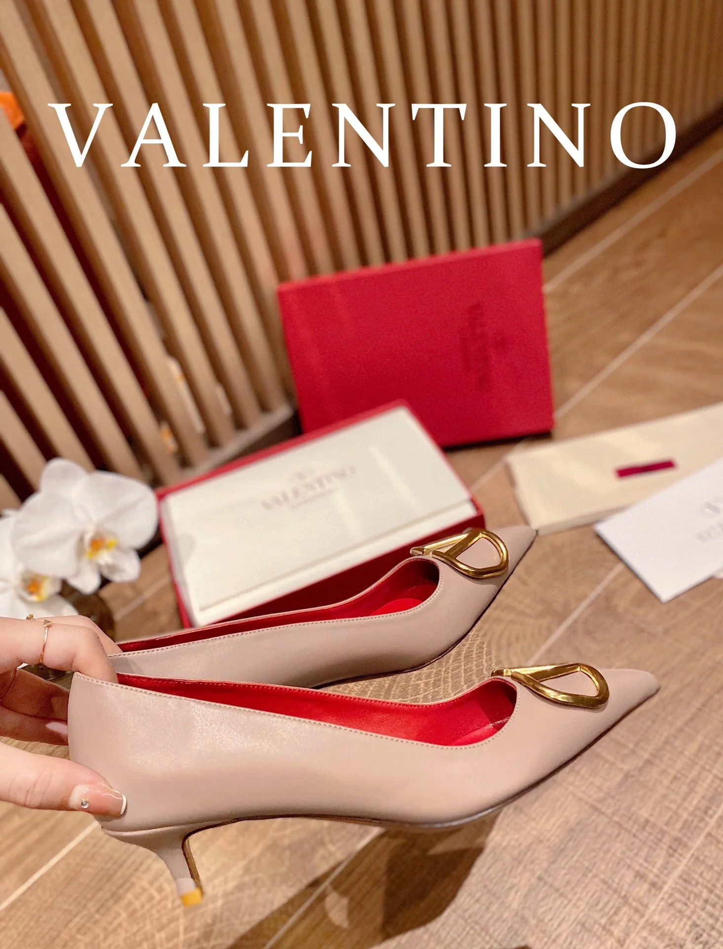 Туфли на высоком каблуке Valentino с V-образной бронзовой пряжкой - розовые