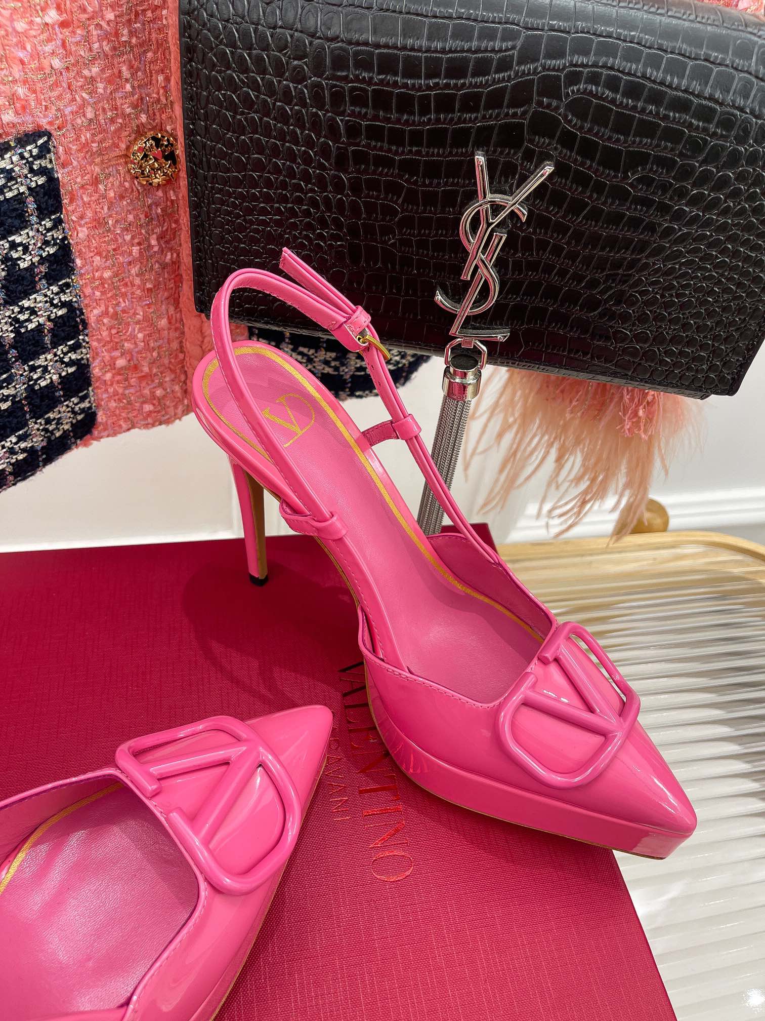 Новинка сезона весна/лето 2023 от Valentino - Босоножки на высоком каблуке с V-образным вырезом - 11 см - Розовые