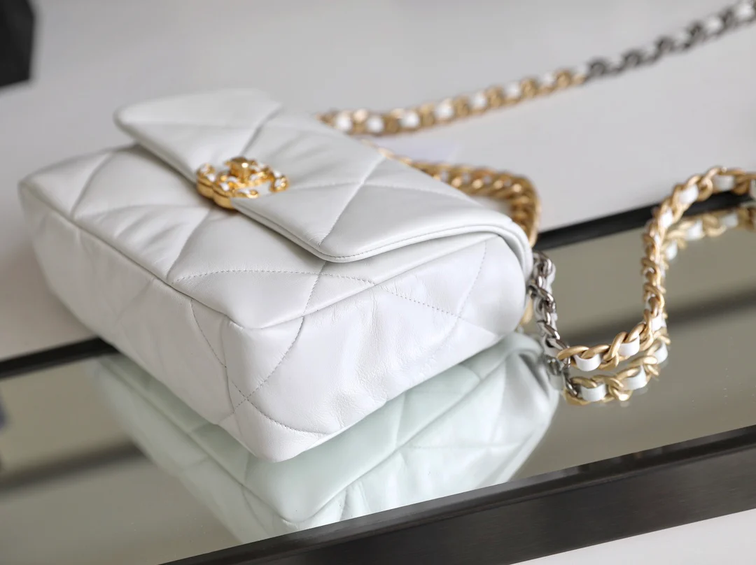 Сумка Chanel 19 - маленькая, белая.