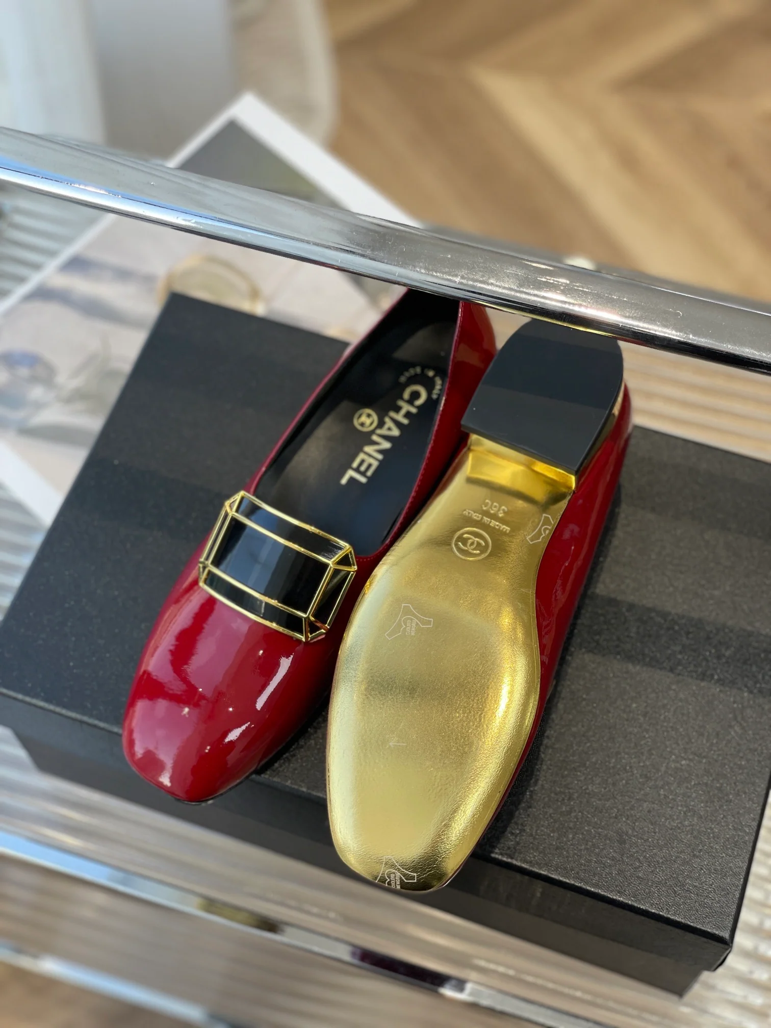 Chanel - Лоферы с пряжкой и украшениями - 1