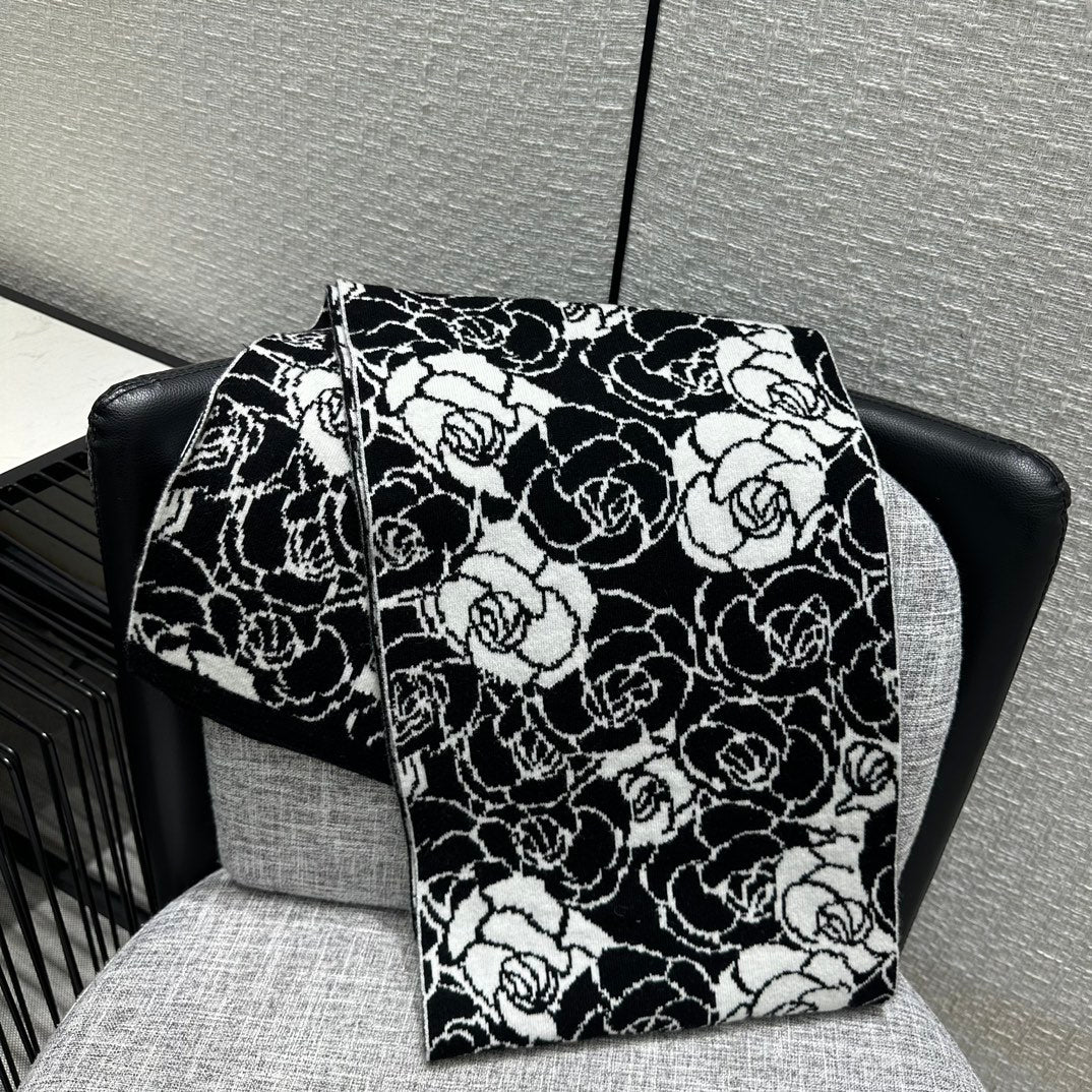 Новый черно-белый кашемировый шарф Chanel с камелиями, 2023 год.