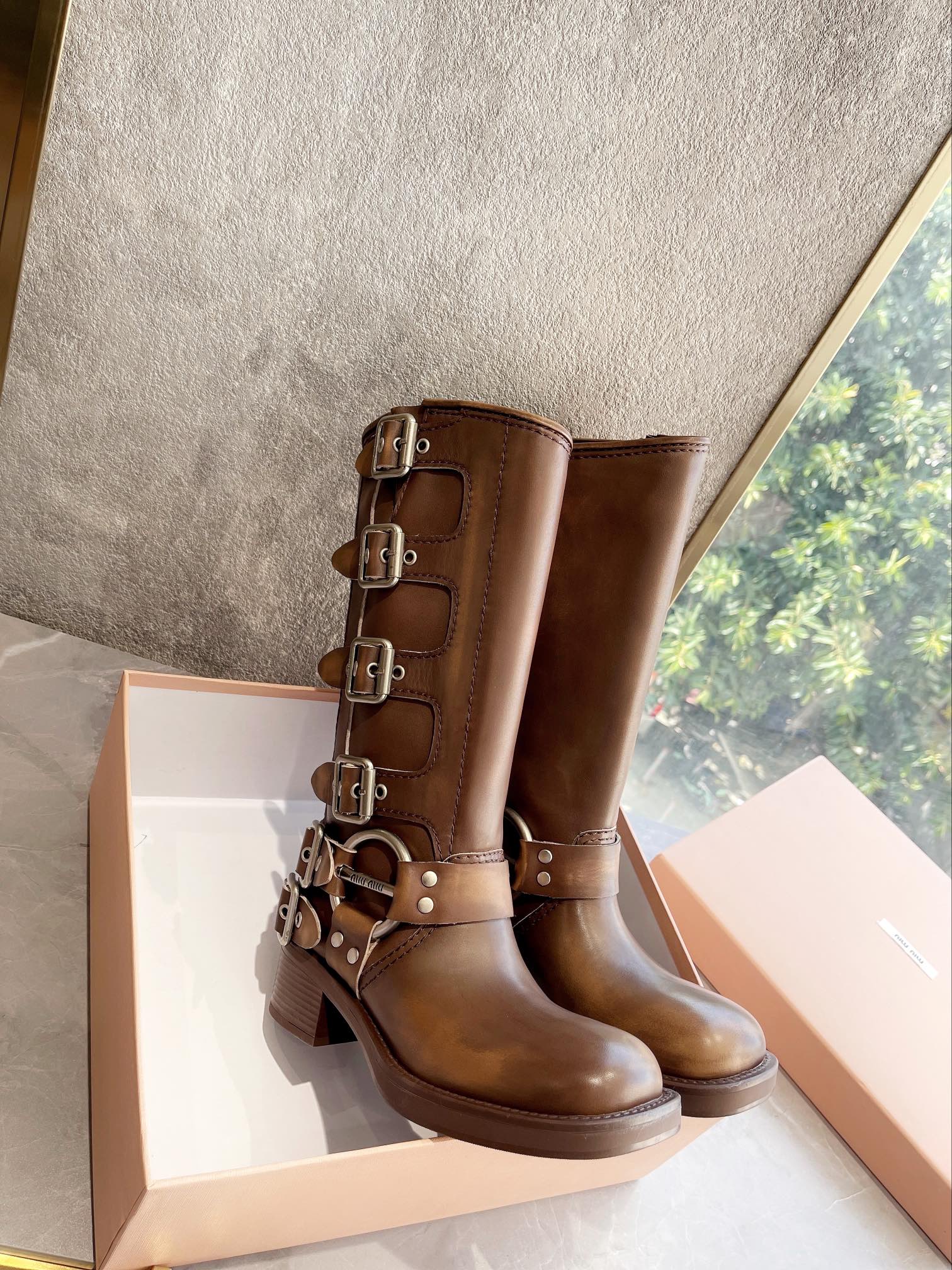 Новинка осенне-зимней коллекции Miu Miu 2022 — сапоги в стиле вестерн — коричневые.