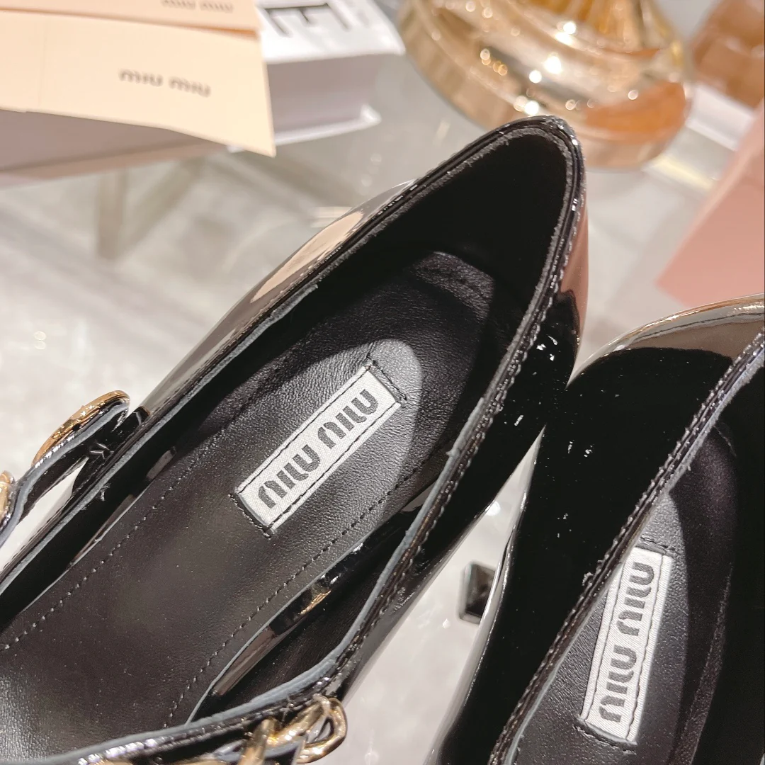 Новинка сезона осень/зима 2022 от Miu Miu - Туфли на каблуке с острым носком и разрезом - Черные