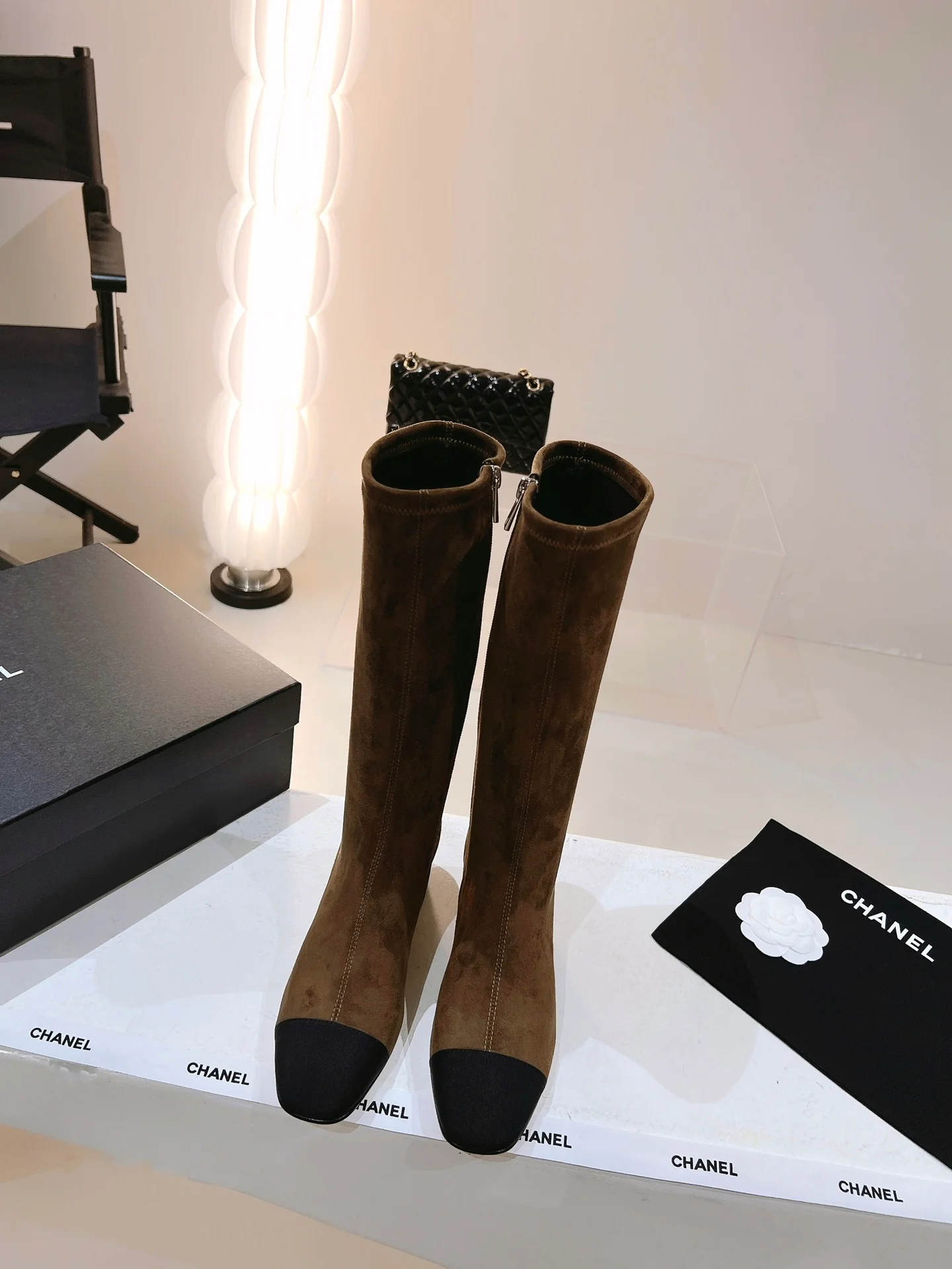 Новинка сезона осень/зима 2022 от Chanel - высокие сапоги из замши верблюжьего цвета.