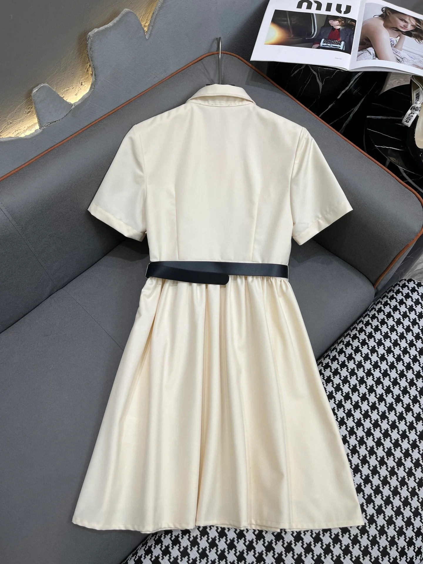 Miu Miu - Летнее платье нового стиля 2404-24ss с отложным воротником, вышивкой в ??виде букв и поясом - Модное белое.