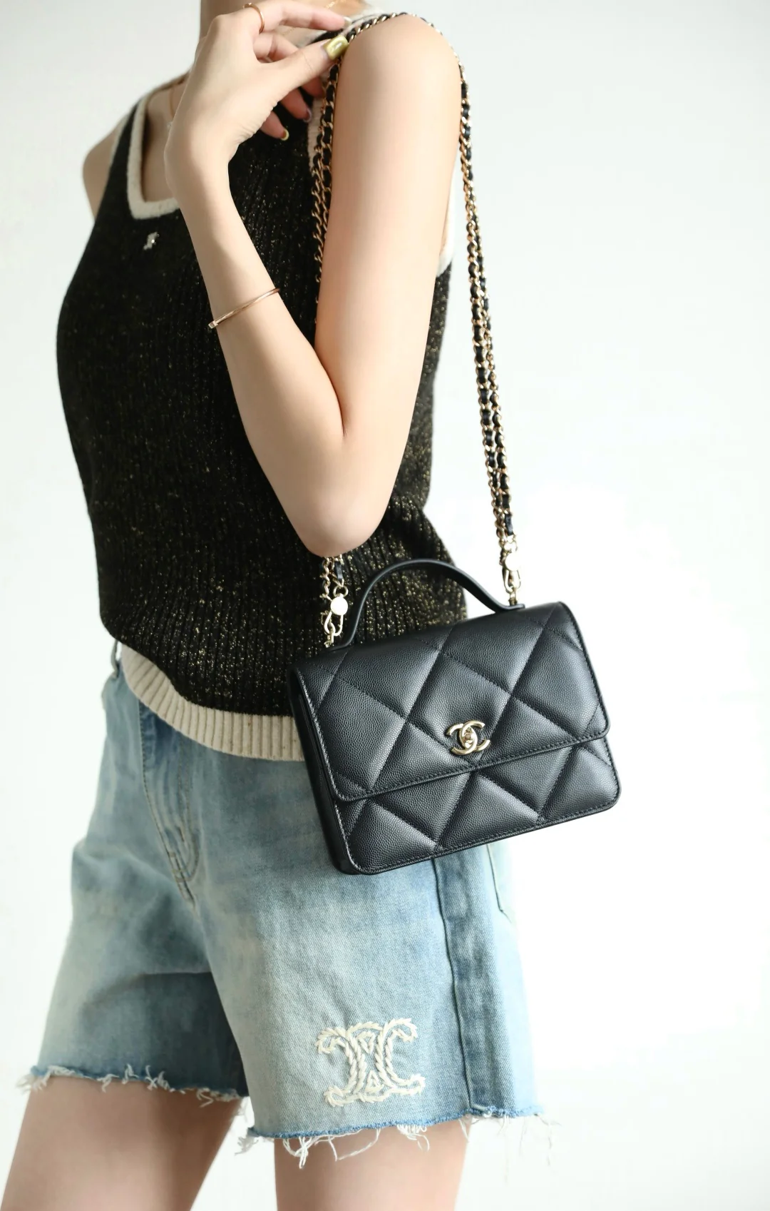 Мини-рюкзак Chanel из 25-каратного золота с крупным клетчатым узором и фурнитурой из светлого золота.