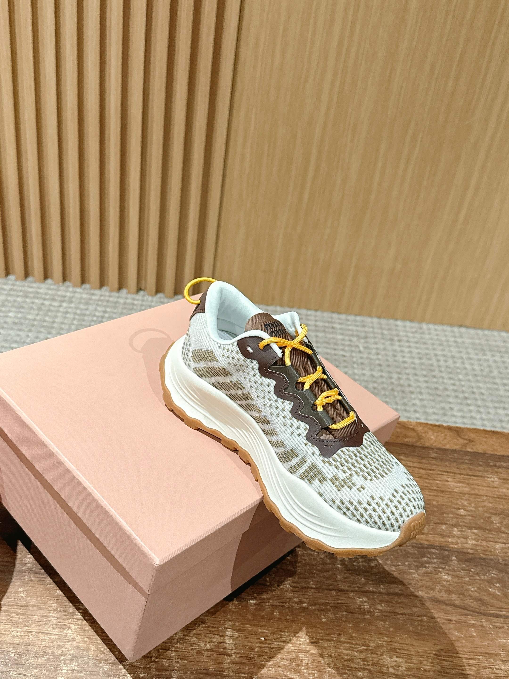 Кроссовки на платформе Miu Miu - коричневые