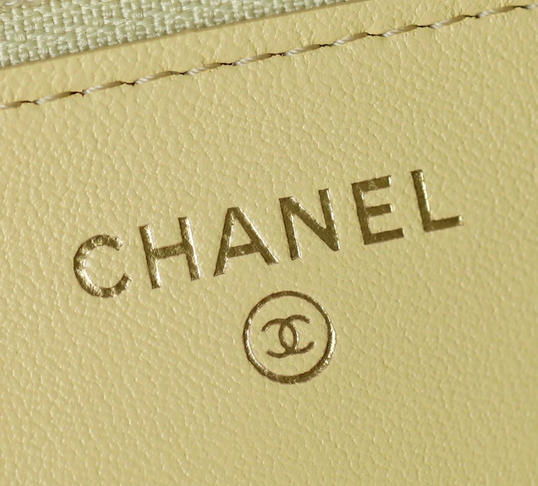 Chanel - Золотой шарик WOC - Овечья кожа - Маленький яичный желток