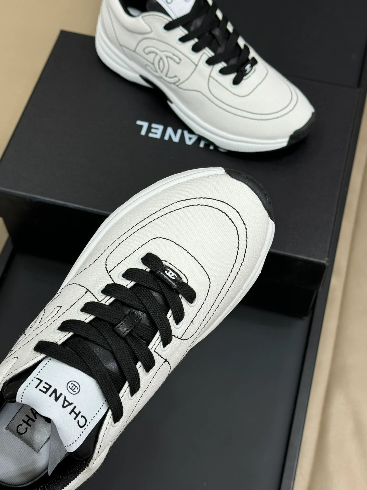 Кроссовки Chanel 2024 в мультяшном стиле - белые