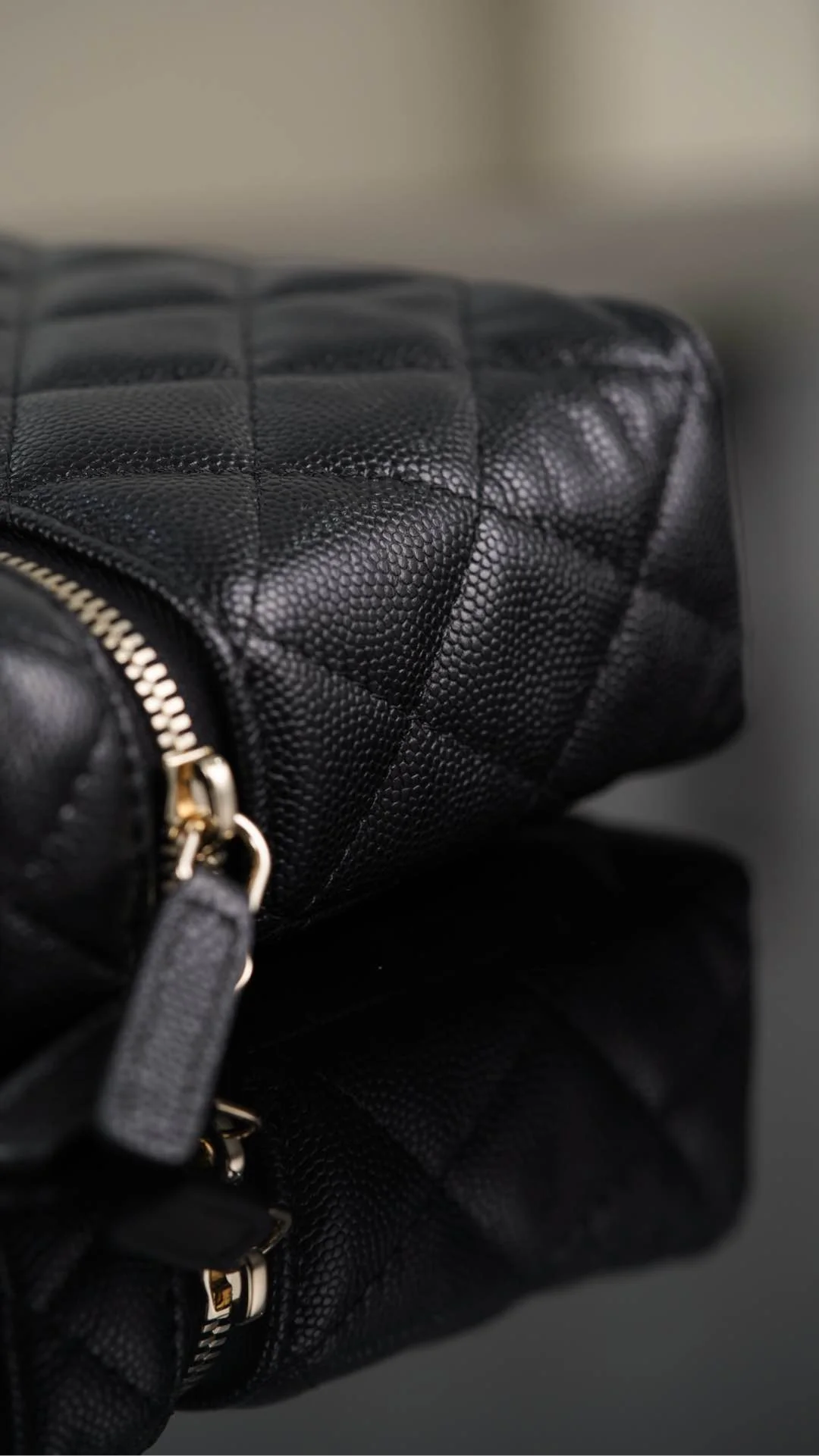 Сумка для ланча Chanel 25p Lychee Beef - черно-золотая