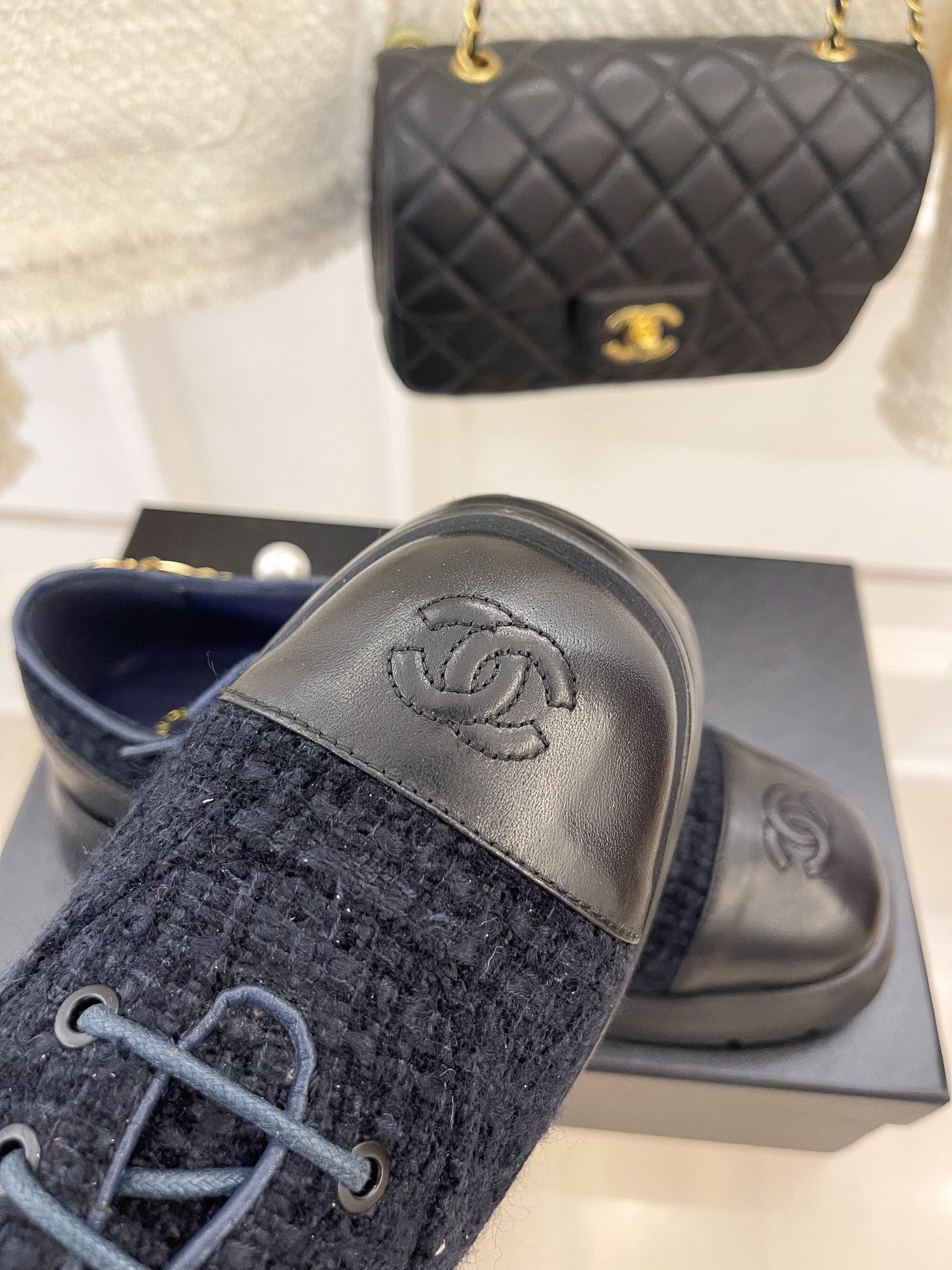 Новинка весны 2022 года от Chanel - туфли-оксфорды.