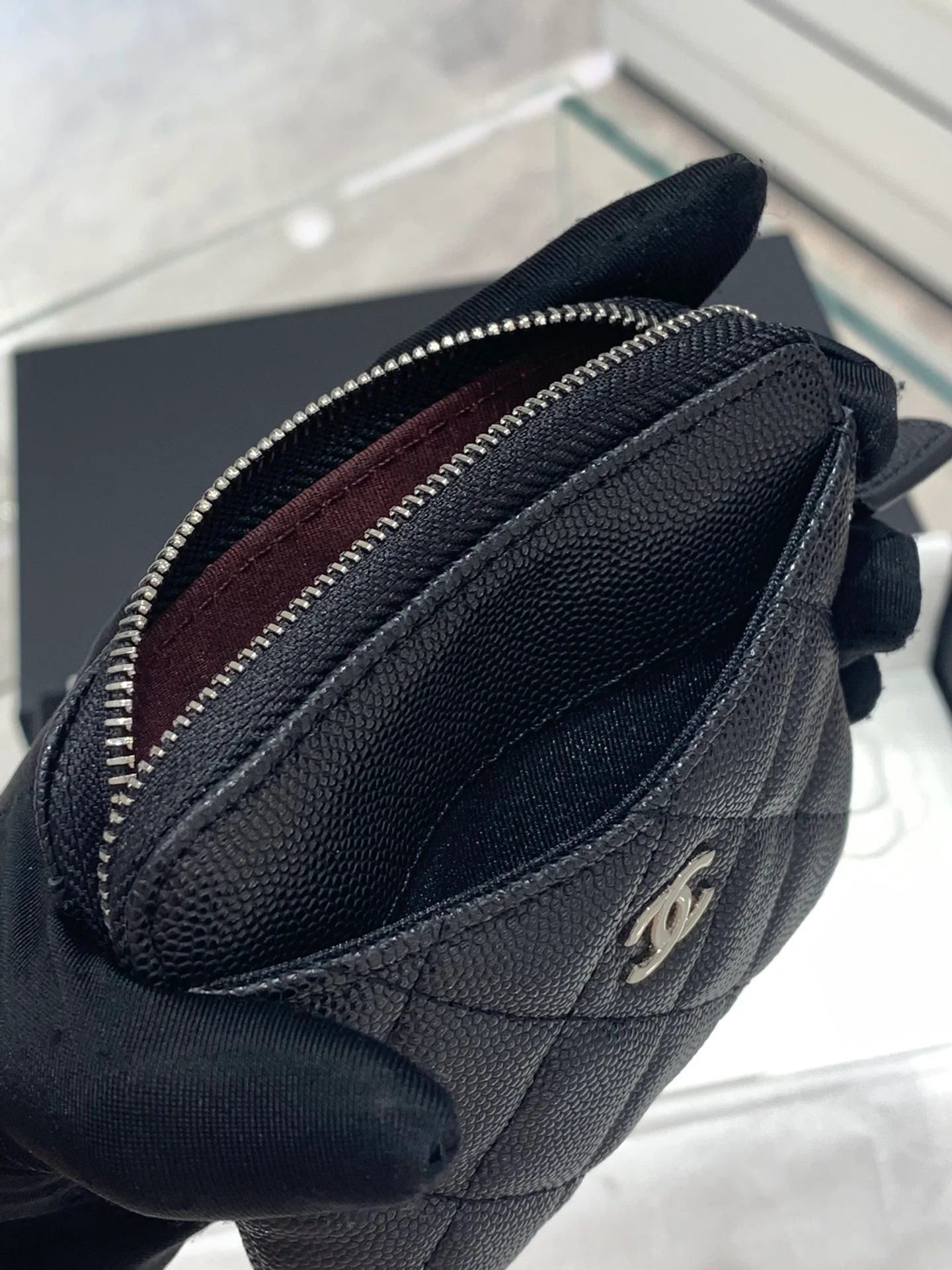 Кошелек-держатель для карт Chanel 22B на молнии - черный