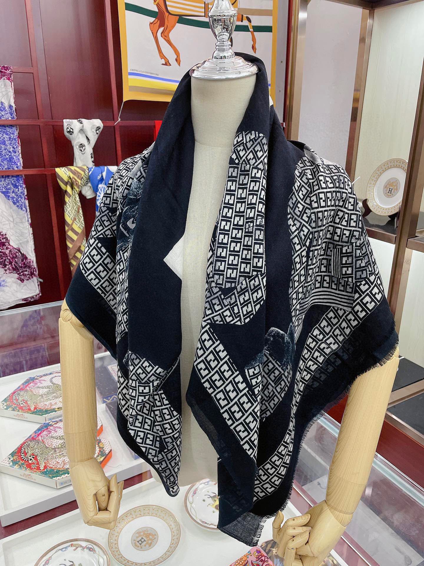 Кашемировый шарф Fendi - большой квадратный шарф