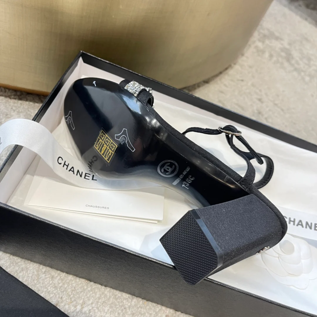 Новинка сезона весна/лето 2023 от Chanel - Босоножки на массивном каблуке с бантом из кристаллов и страз - высота 8-5 см - Черные