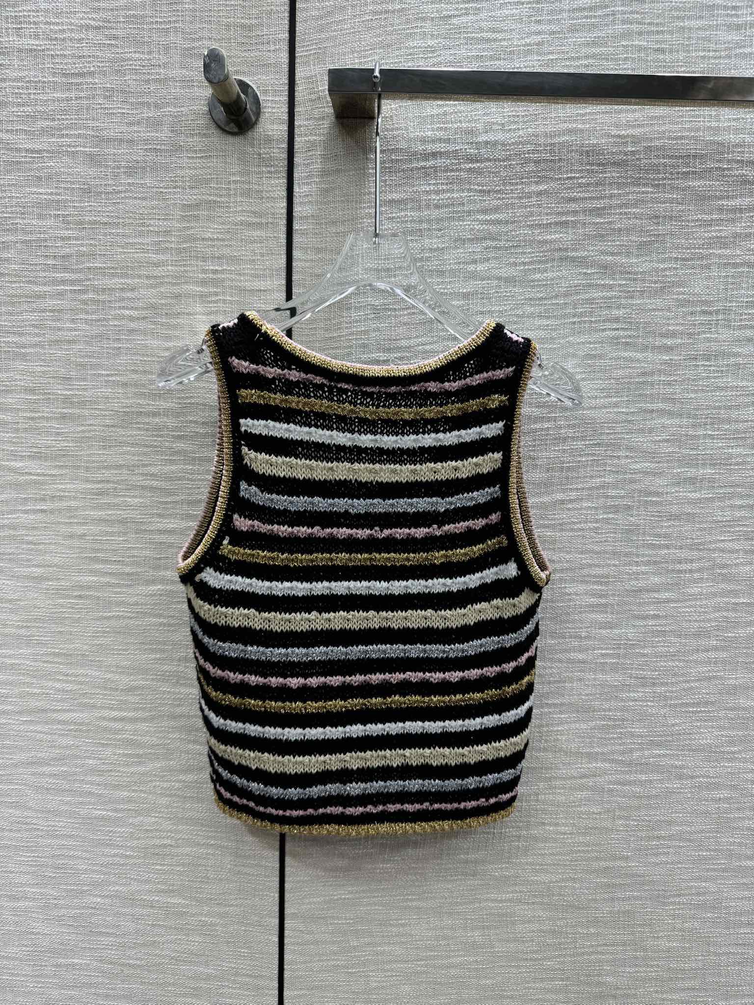 Chanel - 2403-24 Новейшая трикотажная майка в яркую полоску для ранней весны