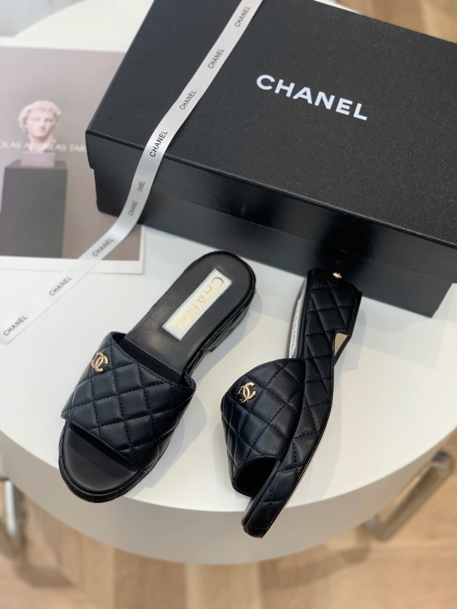 Новинка 2023 года от Chanel - Стеганые тапочки на платформе - 3 см - Черные