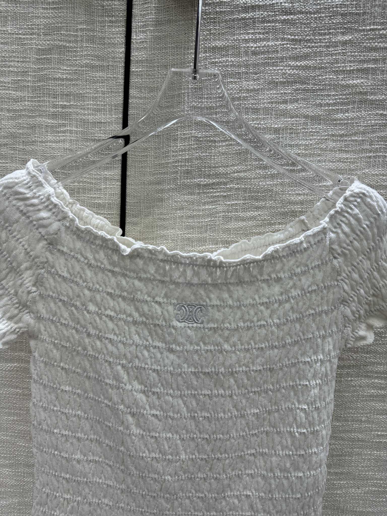 Celine 2403 - Трикотажное платье с коротким рукавом и плиссировкой, открытыми плечами - Белое