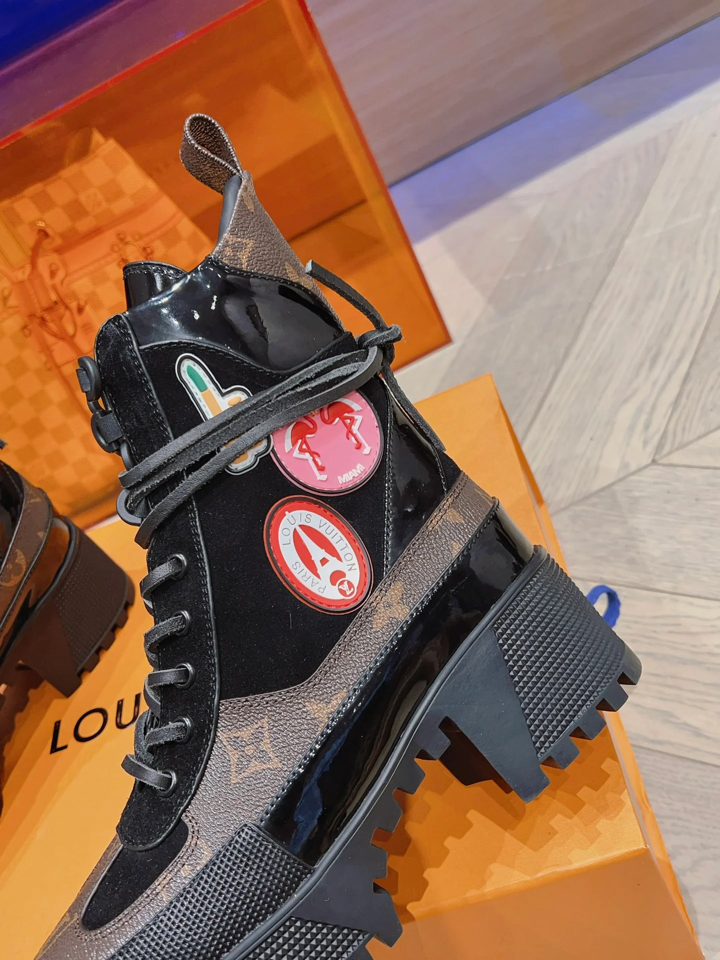 Классические ботинки Dr. Martens на высоком каблуке от LV — черные, с монограммой.