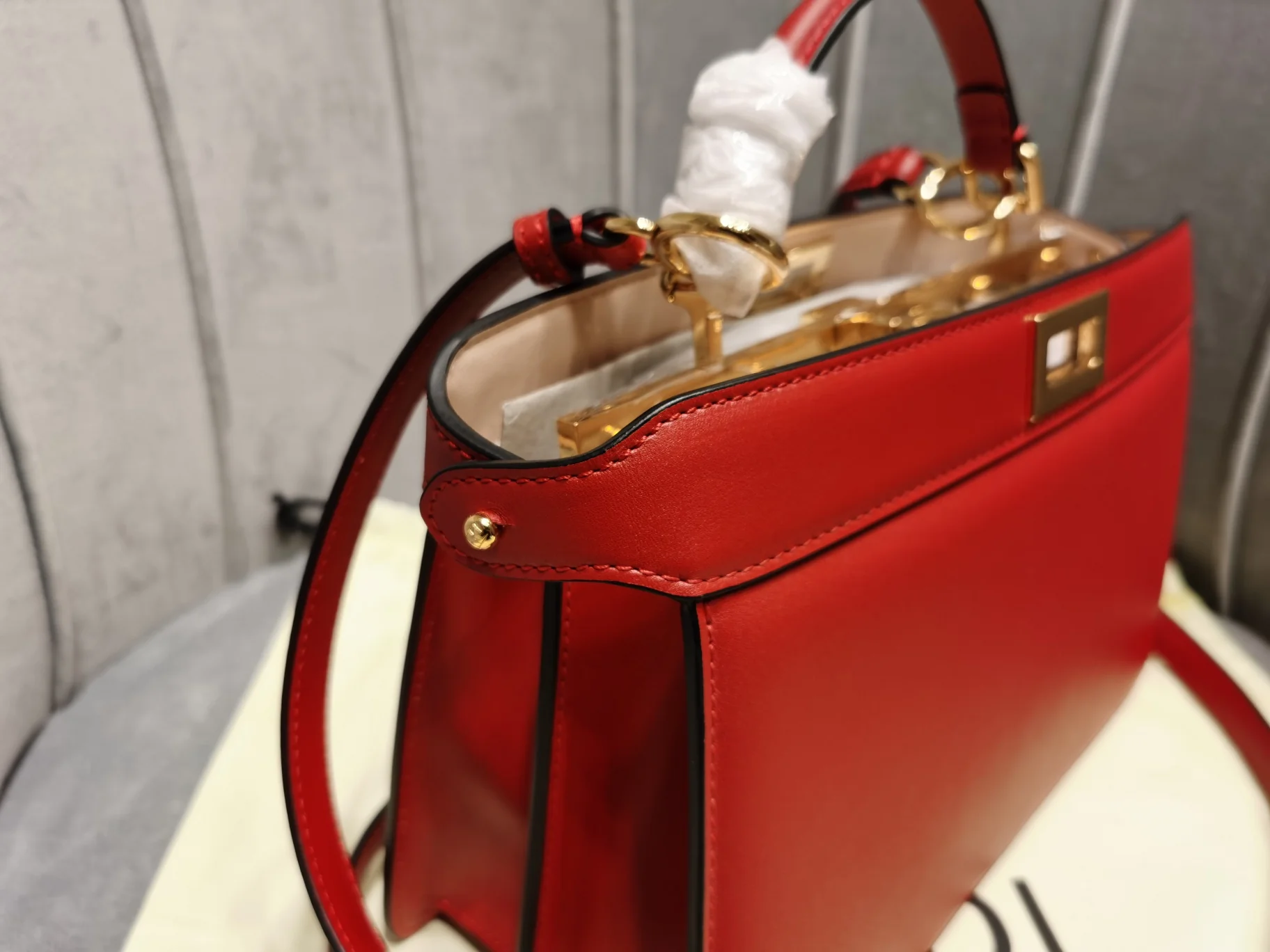 Маленькая красная кожаная сумка Fendi Peekaboo i-seey