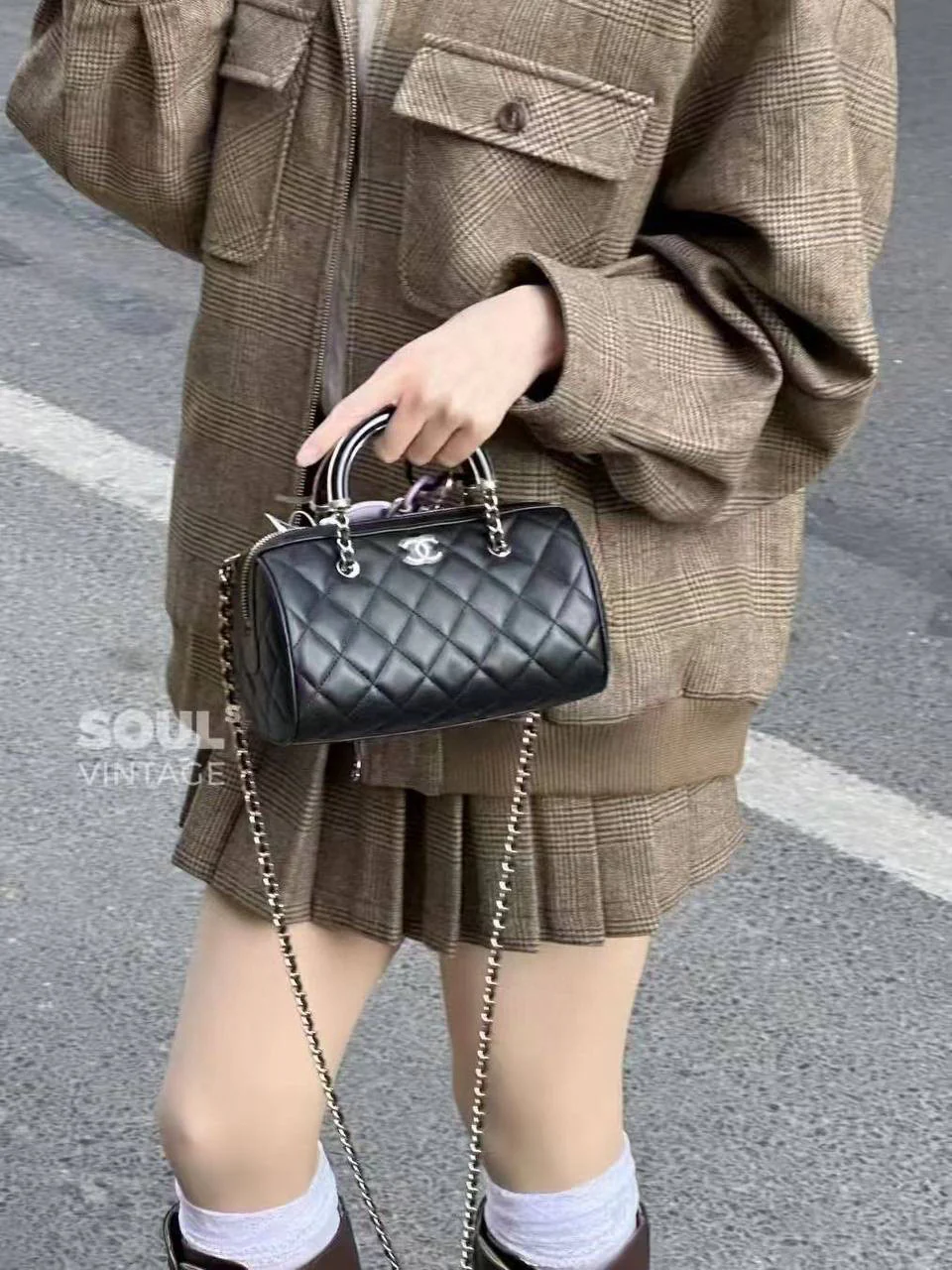 Сумка Chanel 25c Boston Bowling Bag — черно-золотая.