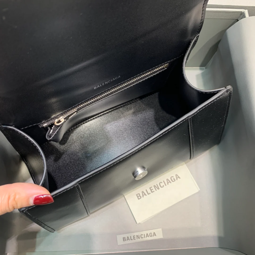 Сумка Balenciaga Hourglass - черная, из гладкой кожи.