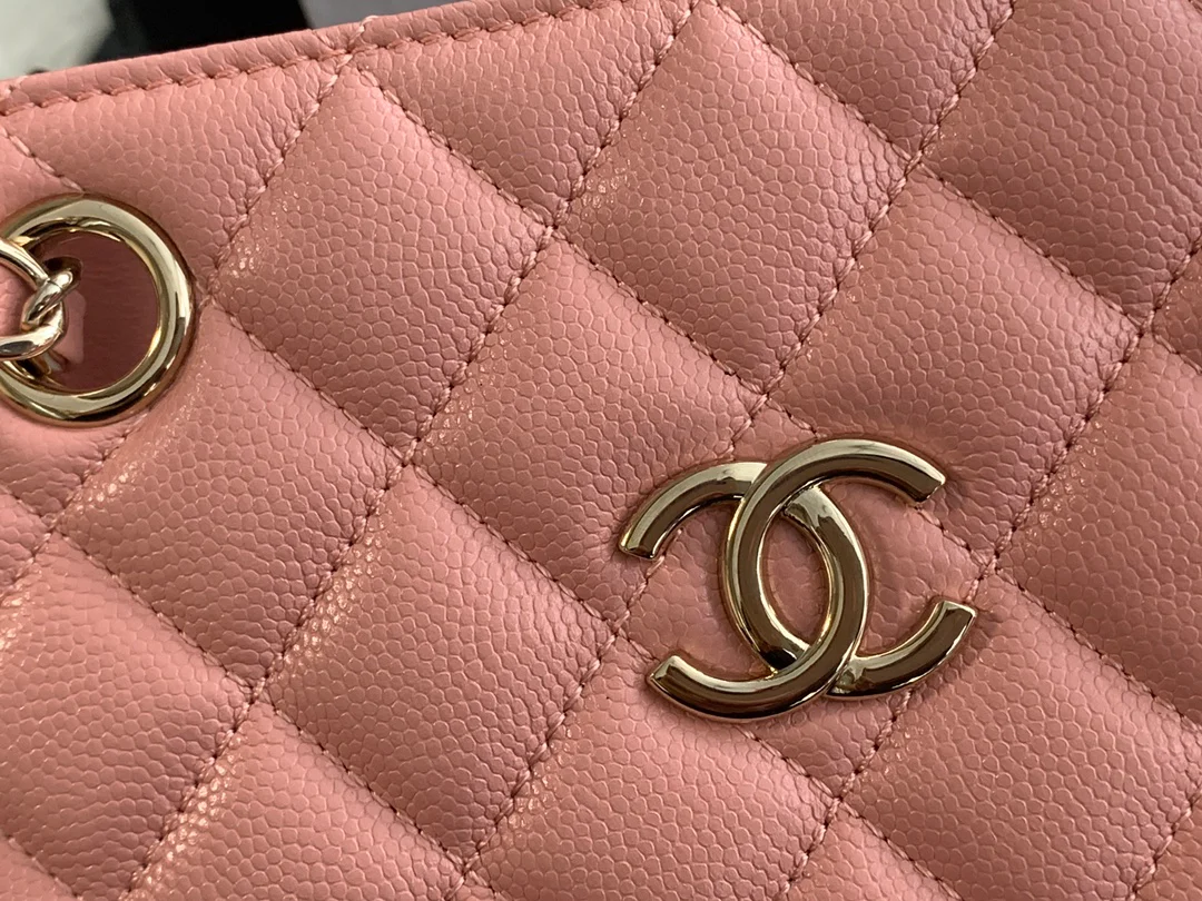 Новая сумка-тоут Chanel весна/лето 2022 — розовая.