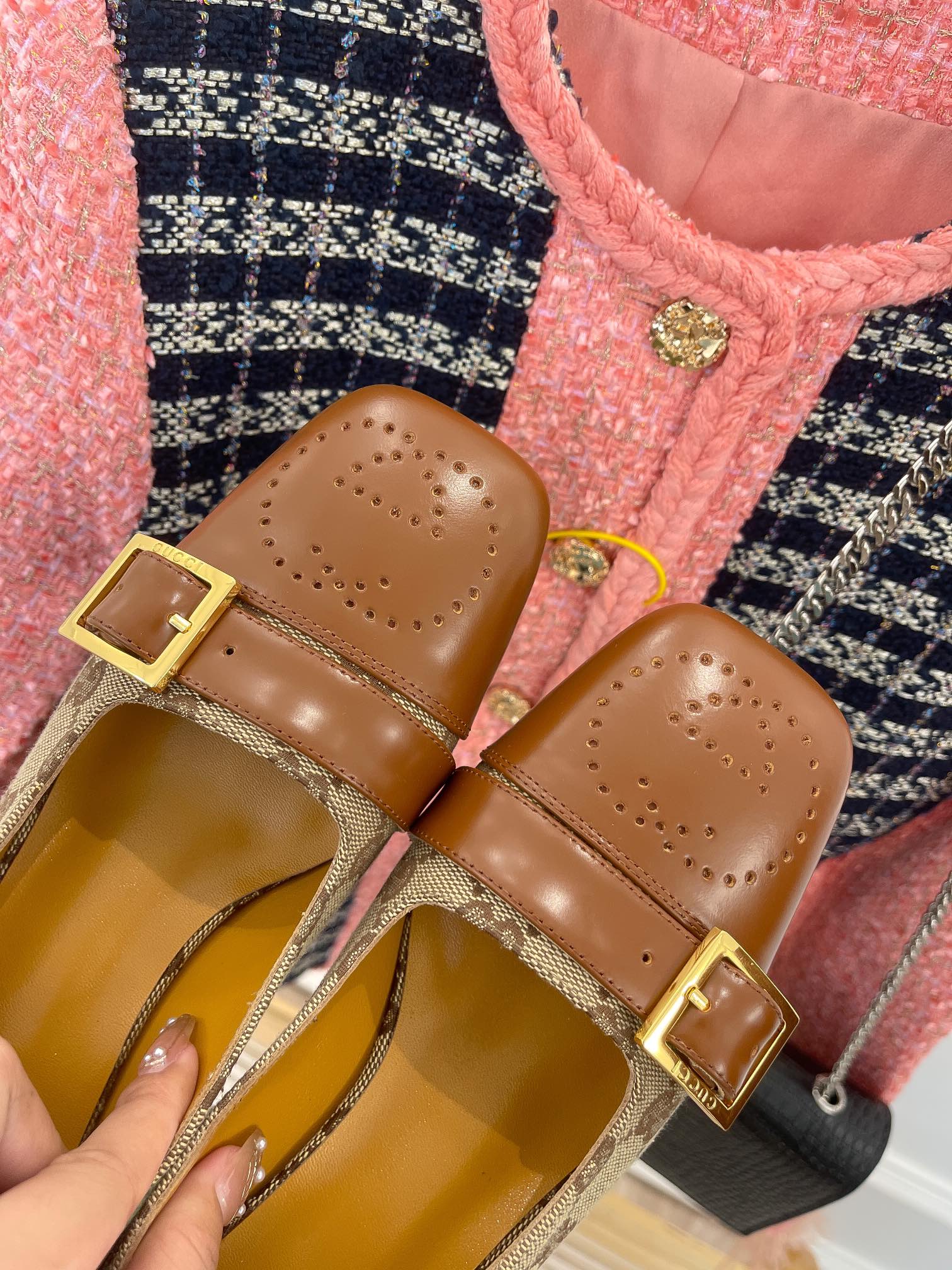 Новинка начала осени 2022 года от Gucci — туфли на массивном каблуке.