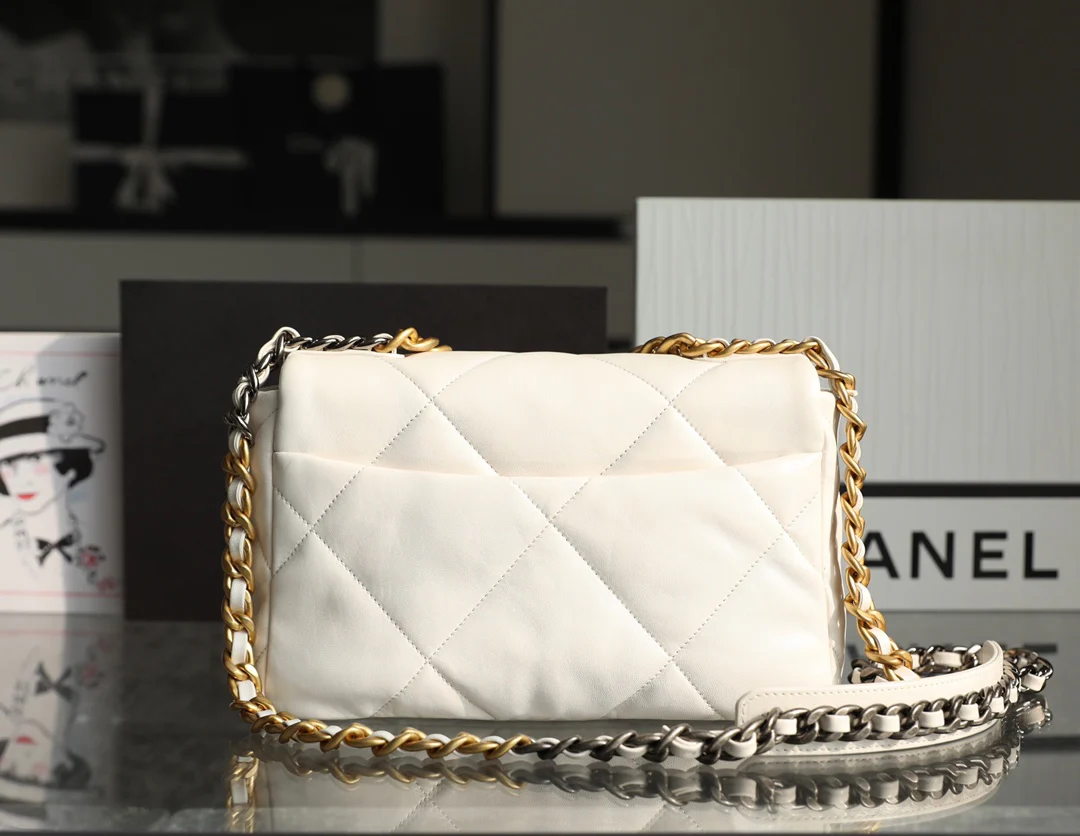 Маленькая сумочка Chanel 19bag - белая.