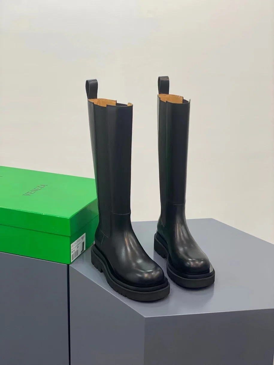 Новинка сезона осень/зима 2022 от BV - высокие сапоги с закругленным носком - модель без шнуровки сзади.