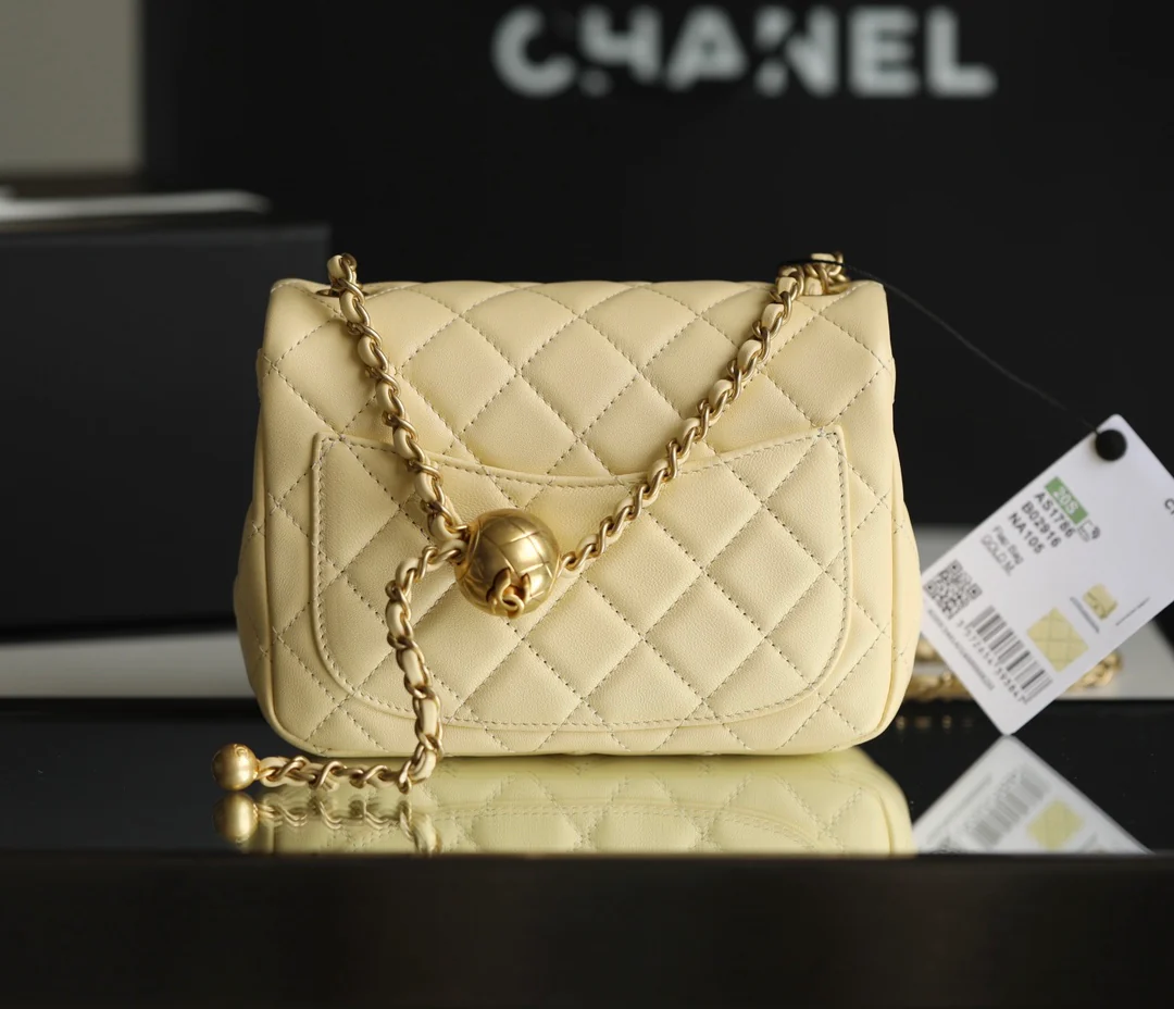 Chanel - Квадратная сумка Gold Globe - Мини-сумочка в форме куриного желтка