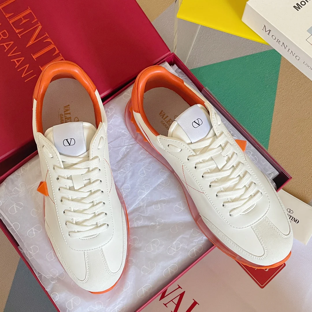 Valentino - Спортивные повседневные туфли с заклепками - Серия с заклепками по всей поверхности - Модель с воздушной подушкой - Парный стиль - Оранжевая отделка