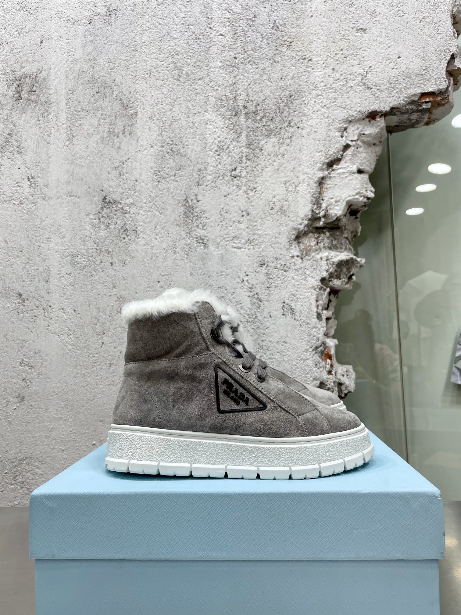 Новинки сезона осень/зима 2022 от Prada - Снежные сапоги - Стиль знаменитостей - 1