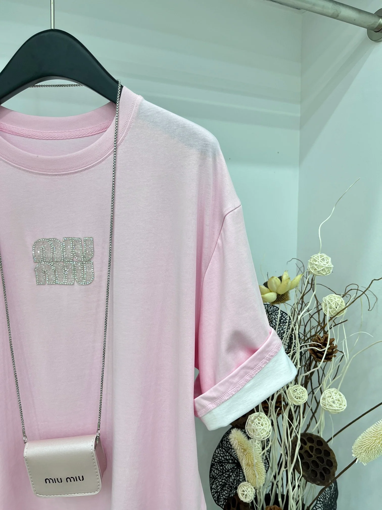 Miu Miu - 2404-24 Новинка: Топ с коротким рукавом, сшитый на заказ и украшенный стразами ручной работы - Розовый